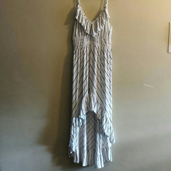 Express Dresses & Skirts - EXPRESS Black and white smock waist dress